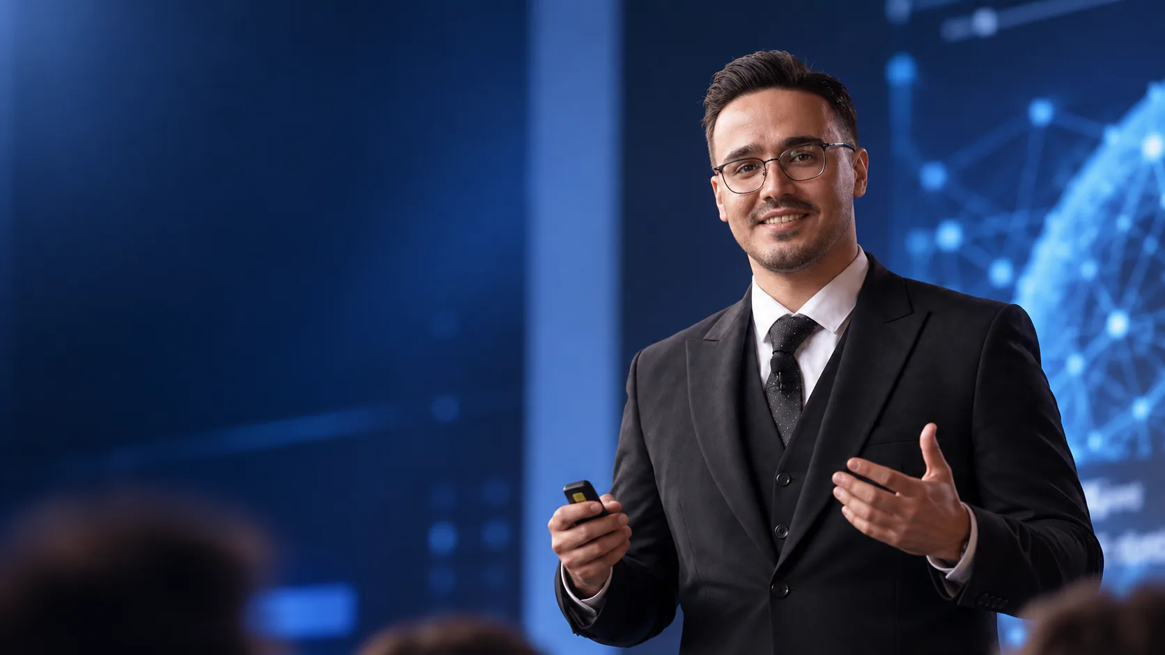 احمد راستی برزکی در حال ارائه